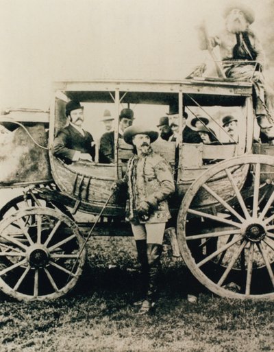 De Deadwood postkoets in Londen - Buffalo Bill staand, John Nelson in de koets door English Photographer